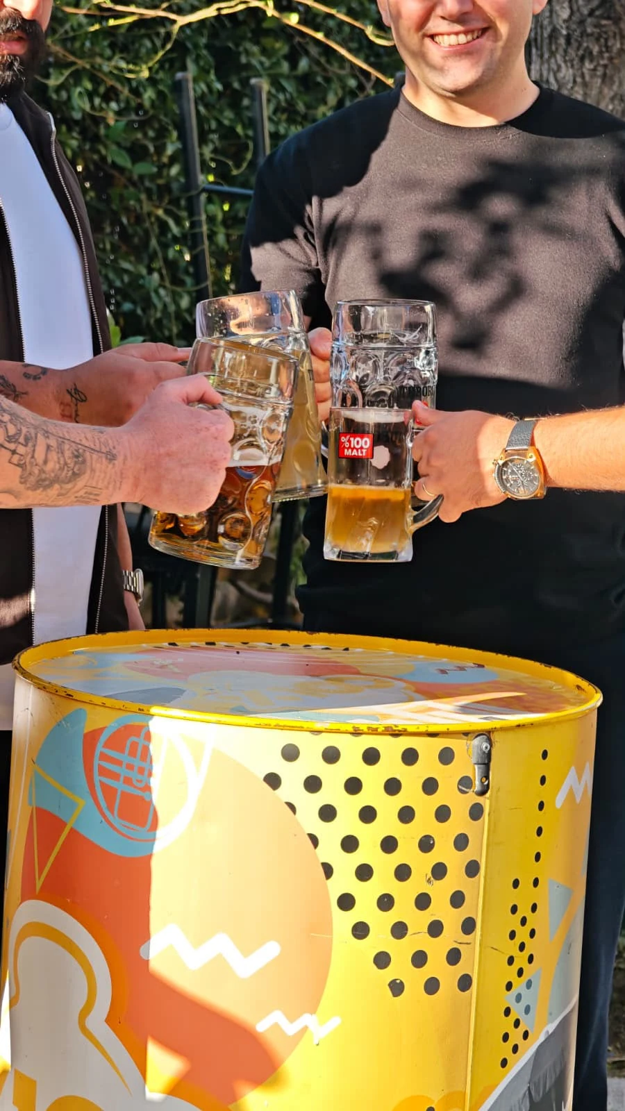 Boudja Gastro bahçesinde Oktoberfest kadeh kaldırma ve kutlama anı